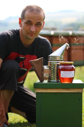Jacek Pernet przy pracy w pasiece